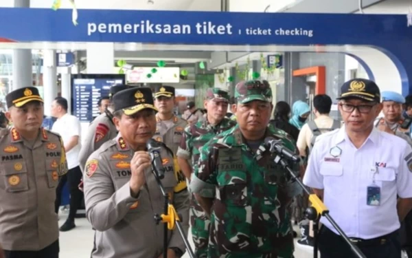 Kapolda Jatim Bersama Pangdam V Brawijaya Pantau Arus Mudik di Stasiun Gubeng