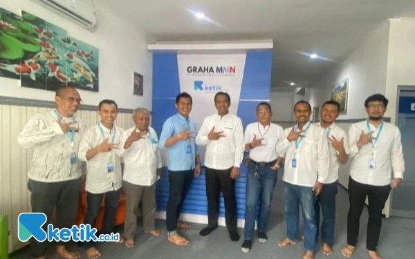 Foto Kru ketik.co.id bersama CEO Kiagus Firdaus dan Ketua AMSI Jatim,  Dr Arief Rahman. (Foto: Dok. Ketik.co.id)