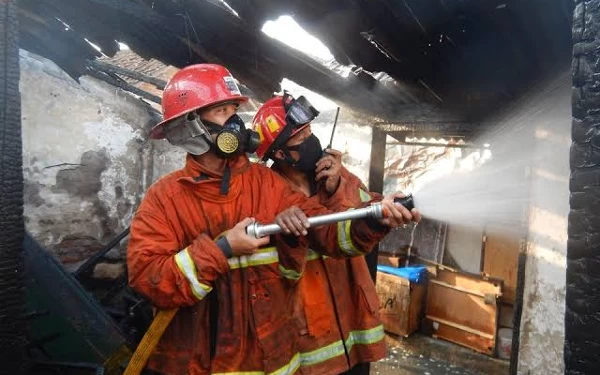 Thumbnail Berita - Kebakaran di Pondok Benowo Indah, Melahap 7 Rumah