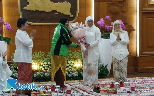 Foto Moment perwakilan ojol perempuan memberikan karangan bunga pada Gubernur Khofifah, Jumat (21/4/2023). (Foto: Husni Habib/Ketik.co.id)