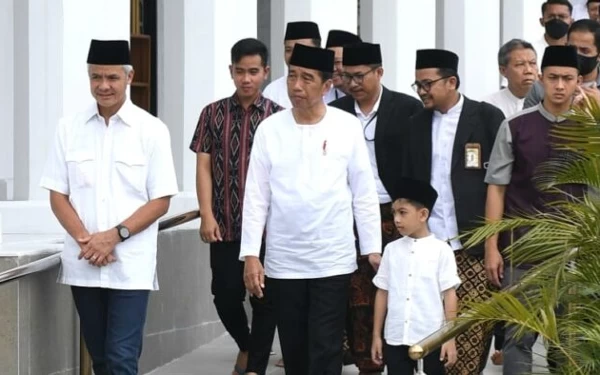 Thumbnail Berita - Ganjar Dampingi Jokowi Salat Id di Masjid Zayed Solo Pagi Ini