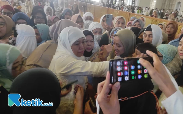 Foto Gubernur Khofifah tampak menitikan air mata saat disalami para jemaah usai salat ied di MAS (22/4/2023). (Foto: Khaesar/Ketik.co.id)