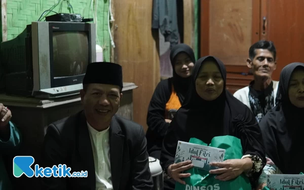 Foto Bupati Bandung HM. Dadang Supriatna mengunjungi rumah warga kurang mampu di Desa Pamekaran, Kec Soreang, Kab Bandung, Jumat (21/4./23) malam. (Foto: Iwa/Ketik.co.id)