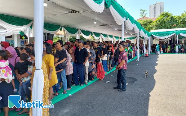 Foto Ribuan Masyarakat terlihat antusias menghadiri open house hari kedua di Gedung Negara Grahadi,minggu (23/4/2023).(Foto: Husni Habib/Ketik.co.id)