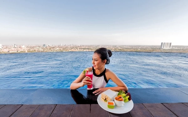 Foto Para tamu bisa berenang di Infinity Pool dengan pemandangan cantik Kota Surabaya. (Foto: Hotel Ciputra World Surabaya)