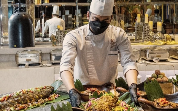 Foto Para tamu dapat menikmati hidangan spesial khas lebaran seperti ketupat dan opor ayam. (Foto: Hotel Ciputra World Surabaya)