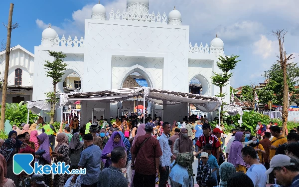 Thumbnail Antrian panjang masyarakat di pintu masuk gerbang utama Masjid Sheikh Zayed. Nampak pengunjung tidak hanya dari Solo tetapi banyak dari luar Kota yang transit.