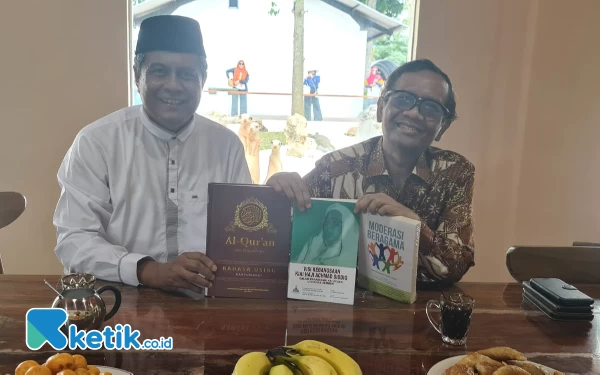 Foto Rektor UIN KHAS Jember Babun Suharto berikan 3 buku kepada Mahfud MD, Minggu (23/4/2023) (Foto: UIN KHAS Jember for Ketik.co.id)