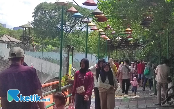 Foto Memasuki libur lebaran, pengunjung KBS membludak, Selasa (25/4/2023). (Foto : M.Khaesar/Ketik.co.id)