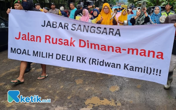 Foto Warga Kampung Cilangkap  Desa Cikembar Kabupaten Sukabumi kembali turun ke jalan protes jalan rusak, Selasa (25/4/23).(Foto: S. Anwar/Ketik.co.id)