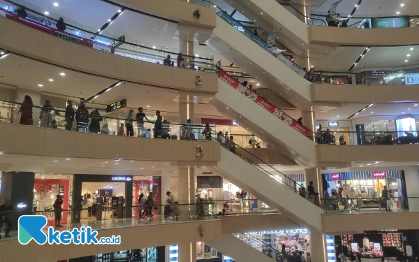 Foto Luasnya mall Tunjungan Plaza membuat banyak pengunjung tersesat kala berkunjung ke mall tersebut, Rabu (26/4/2023). (Foto : M.Khaesar/Ketik.co.id)