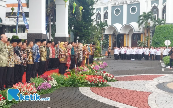 Foto Khofifah memimpin apel pagi hari pertama masuk kerja setelah libur lebaran, Rabu (26/4/2023).(Foto: Husni Habib/Ketik.co.id)