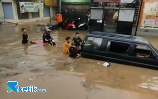 Foto Banjir di Kab Bandung, Rabu (26/4) sore. (Foto: Iwa/tangkapan layar)