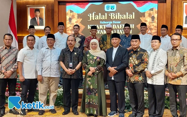 Foto Khofifah berfoto bersama pengurus Kwarda Jatim dan sejumlah pejabat OPD Pemprov Jatim, Rabu (26/4/2023).(Foto: Husni Habib/Ketik.co.id)