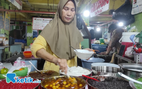 Foto Salah satu menu dawet surabaya yang ada di Pasar Blauran, Kamis (27/4/2023). (Foto : M.Khaesar/Ketik.co.id)