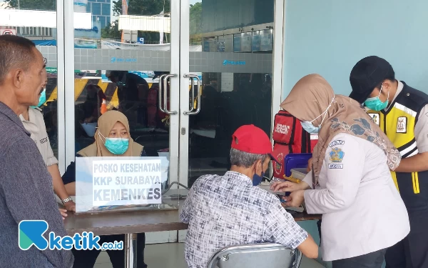 Foto Petugas kesehatan sedang memberikan obat obatan kepada seorang pemudik, Kamis (27/4/2023).(Foto: Husni Habib/Ketik.co.id)