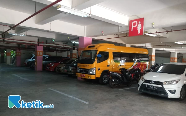 Foto Mobil R 4 dan mobil dinas pemkot Surabaya parkir di lantai 1 Park and Ride, Jl Mayjen Sungkono, Surabaya, Kamis (27/4/2023)  (Foto : Kuncoro S./ ketik.co.id)