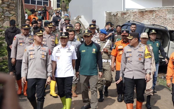 Foto Bupati Bandung Dadang Supriatna bersama Kapolresta Bandung Kombes Pol Kusworo Wibowo, saat meninjau lokasi banjir di Kec Majalaya Kab Bandung, Kamis (27/4/23). (Foto: Prokopim)