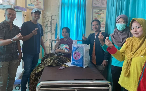 Foto BKKBN Jabar jenguk ibu baru melahirkan untuk cegah stunting. (Foto: BKKBN Jabar)