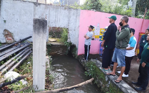 Foto Bupati Bandung Dadang Supriatna saat mengecek saluran drainase di sekitar Komplek Pemkab Bandung, umat (28/4/23). (Foto; Prokopim)