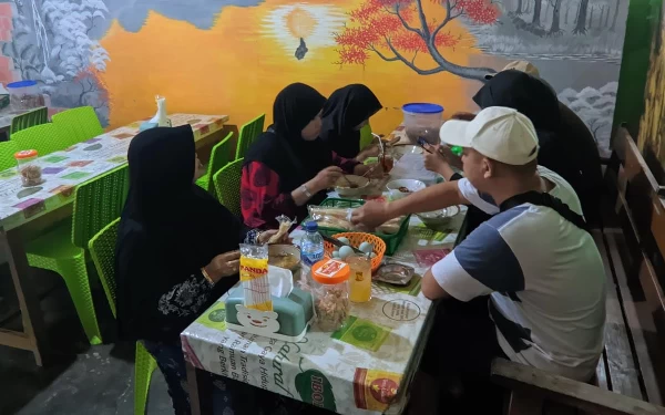 Foto Pembeli tampak menikmati bersama keluarga memakanan soto marem yang rasanya bikin ketagihan(Foto: Al Ahmadi/Ketik.co.id)