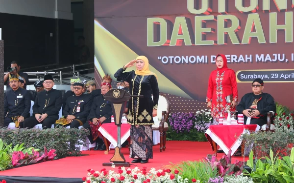 Foto Khofifah saat memimpin upacara peringatan Hari Otonomi Daerah di halaman kantor gubernur, Sabtu (29/4/2023).(Foto: Humas Pemprov Jatim)