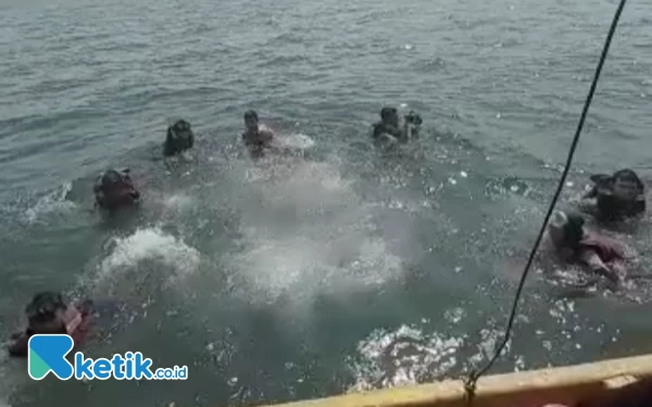 Foto Wisatawan turun dari kapal untuk menikmati keindahan bawah laut. (Foto: Ocha for Ketik.co.id)