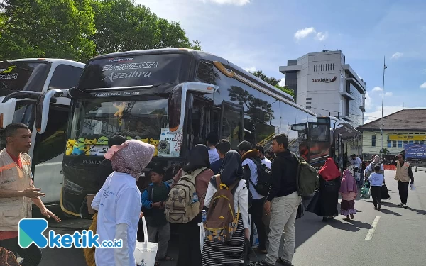 Foto Para pemudik memasuki bis yang sudah disediakan, Sabtu (29/4/2023) (Foto: Fenna/Ketik.co.id)