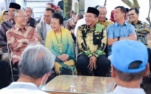 Foto Bupati Bandung Dadang Suupriatna sungkem ke mantan Wali Kota Bandung Dada Rosada di acara silaturahmi di Ciparay Kab Bandung, Sabtu (29/4/23). (Foto: Prokopim)