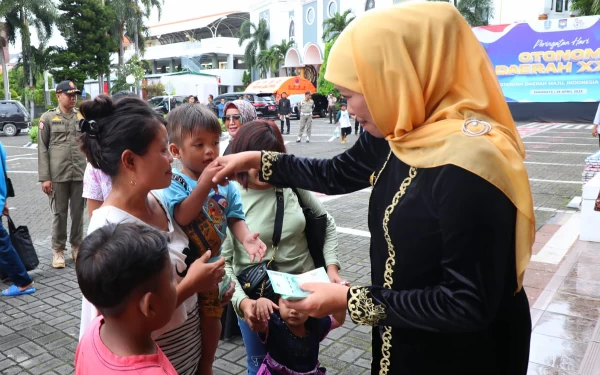 Foto Usai pimpin upacara peringatan Hari Otonomi Daerah, Khofifah bagikan santunan ke masyarakat, Sabtu (29/4/2023).(Foto: Humas Pemprov Jatim)