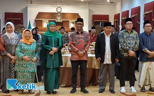 Foto Ditemani sejumlah tokoh Khofifah dan Mahfud MD berfoto bersama di Gedung Negara Grahadi, Sabtu (29/4/2023). (Foto: Husni Habib/Ketik.co.id)