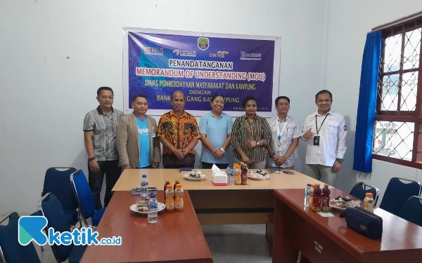 Foto Sekda Kaimana Donald R Wakum foto bersama dengan kepala dinas PMK dan pihak bank setelah MoU di Kaimana ( dok. Humas pemda)