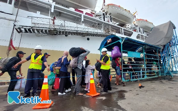 Foto Petugas sedang memeriksa tiket penumpang yang akan naik ke kapal,Sabtu (29/4/2023).(Foto: Husni Habib/Ketik.co.id)