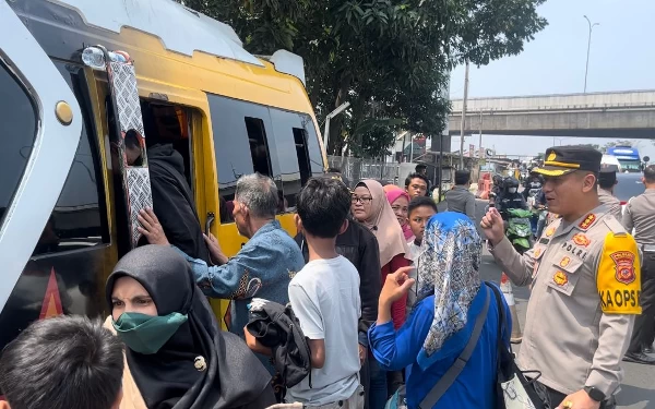 Foto Kapolresta Bandung Kombes Pol Kusworo Wibowo membantu para penumpang yang minibusnya mengalami pecah ban di jalur mudik Cileunyi, Minggu (30/4/23).(Foto: Humas Polresta)