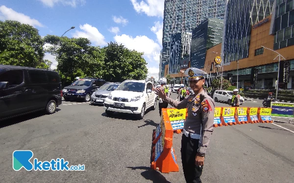 Foto Polisi alihkan arud lalu lintas di Jalan Ahmad Yani untuk antisipasi kepadatan kendaraan di jalan frountage Ahmad Yani, Senin (1/5/2023). (Foto : M.Khaesar/Ketik.co.id)