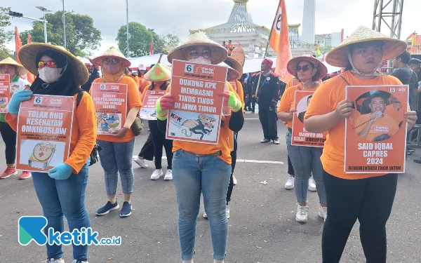 Foto Para buruh membawa poster tuntutan di aksi unjuk rasa peringatan Hari Buruh Internasional, Senin (1/5/2023). (Foto: Husni Habib/Ketik.co.id)