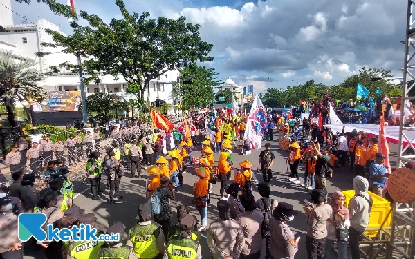 Thumbnail Berita - Ribuan Buruh Gelar Aksi Unjuk Rasa di Kantor Gubernur Jatim