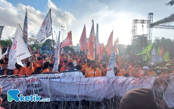 Foto Ribuan buruh yang hadir memadati area Kantor Gubernur Jawa Timur, Sabtu (1/5/2023). (Foto: Husni Habib/Ketik.co.id)