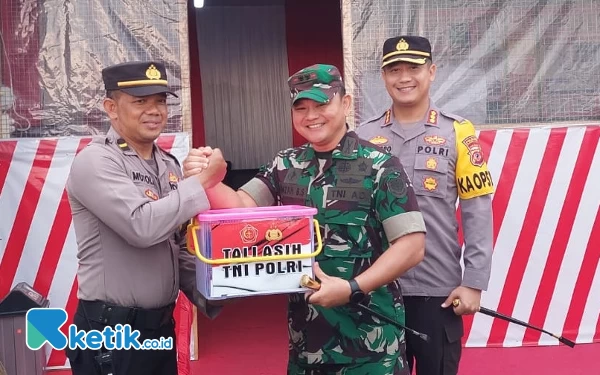 Foto Kapolresta Bandung Kombes Pol Kusworo Wibowo, Dandim 0624 Kab Bandung memberi bingkisan tali asih kepada para petugas pengamanan arus mudik-balik lebaran di Pos Pam Nagreg, Senin (1/5/23). (Foto: Iwa/Ketik.co.id)