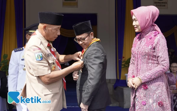 Foto Kak Arum Sabil menyematkan lencana Pancawarsa VII kepada Wali Kota Malang pada peringatan Hardiknas 2023 di Balai Kota Malang (2/5/2023). (Foto: Nata Yulian/Ketik.co.id)