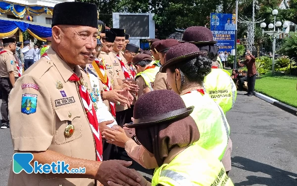 Foto Kader Pramuka Kota Malang bersalamaan dengan jajaran Pengurus Kwarda Pramuka Jatim. (Foto: Nata Yulian/Ketik.co.id)