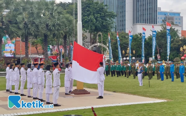 Foto Prosesi pengibaran bendera Merah Putih di Upacara peringatan Hari Pendidikan Nasional 2023, Selasa (2/5/2023). (Foto: Husni Habib/Ketik.co.id)