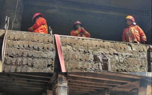 Foto Petugas pemadam kebakaran berjibaku hingga tiga  orang terjebak hingga mengalami sesak napas dan pingsan. (Foto: Pemkot Malang)