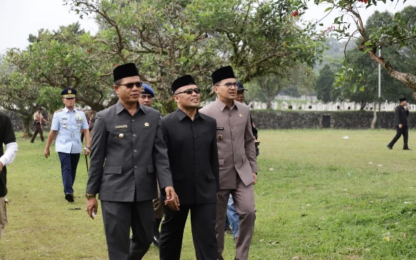 Foto Bupati Bandung Dadang Supriatna bersama Ketua DPRD Kab Bandung dan Wabup Bandung berziarah ke makam para mantan Bupati Bandung, Selasa (2/5/2023). (Foto: Prokopim)