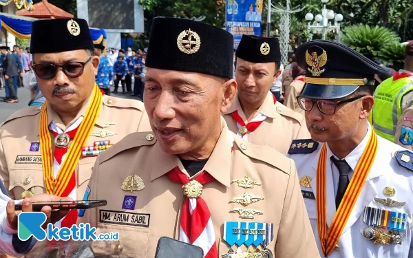 Foto Ketua Kwarda Gerakan Pramuka Jawa Timur HM Arum Sabil saat diwawancarai awak media. (Foto: Naufal Ardiansyah/Ketik.co.id)