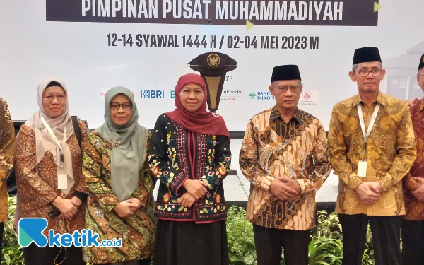 Foto Khofifah berfoto bersama Ketua Umum PP Muhammadiyah Haedar Nashir dan sejumlah petinggi Muhammadiyah, Selasa (2/5/2023). (Foto: Husni Habib/Ketik.co.id)