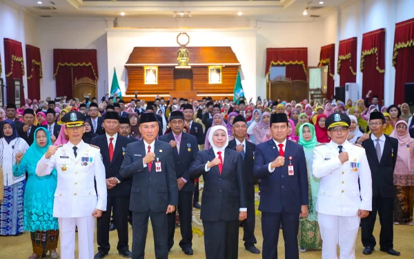 Foto Khofifah berfoto bersama ratusan guru penerima Satyalancana Karya Satya di Gedung Negara Grahadi, Rabu (3/5/2023). (Foto: Humas Pemprov Jatim)