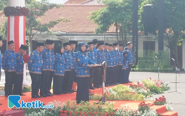 Foto Khofifah saat memberikan pengarahan kepada para ASN yang telah diambil sumpahnya, Kamis (4/5/2023).( Foto: Husni Habib/Ketik.co.id)