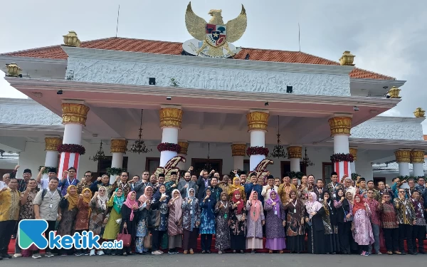 Foto Khofifah berfoto bersama para peserta AICIS 2023 di depan halaman Gedung Negara Grahadi, Kamis (4/5/2023). (Foto: Husni Habib/ Ketik.co.id)