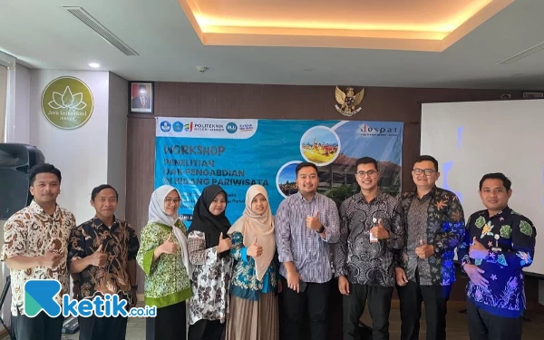 Foto Civitas akademik Prodi Destinasi Pariwisata Polije foto bersama narasumber Workshop Penelitian dan Pengabdian Bidang Pariwisata, Kamis (4/5/2023) (Foto: Achmad Fauzi/Ketik.co.id)